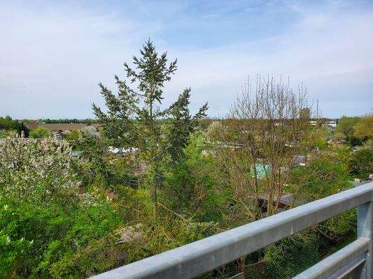 Balkon zur Gartenanlage