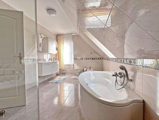 Komfortables Bad im OG