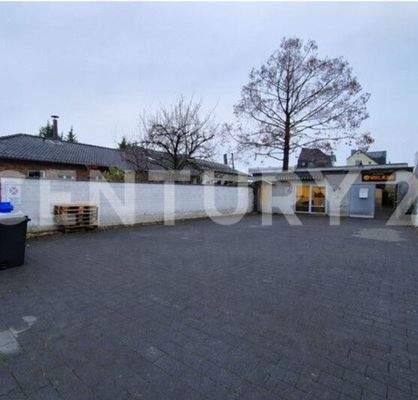 Parkplatz vor dem Gewerbeobjekt