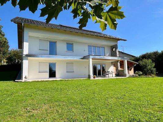 Ansicht Haus mit Garten 