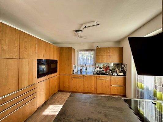 Blick in die voll ausgestattete Küche mit Echtholzfunier-Fronten