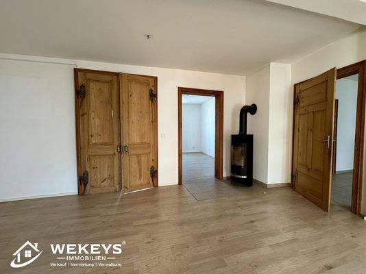 Wohnzimmer mit Balkon & Kamin