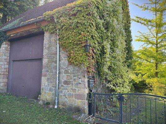 daneben die  Scheune