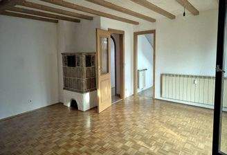 Wohnzimmer mit Kachelofen