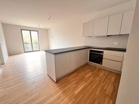 Moderne Wohnküche mit Balkon