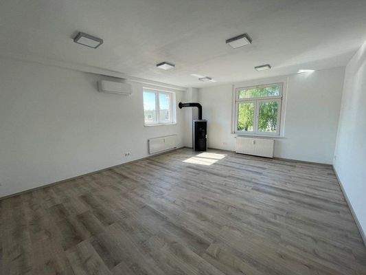 Wohnzimmer mit Kamin.jpg