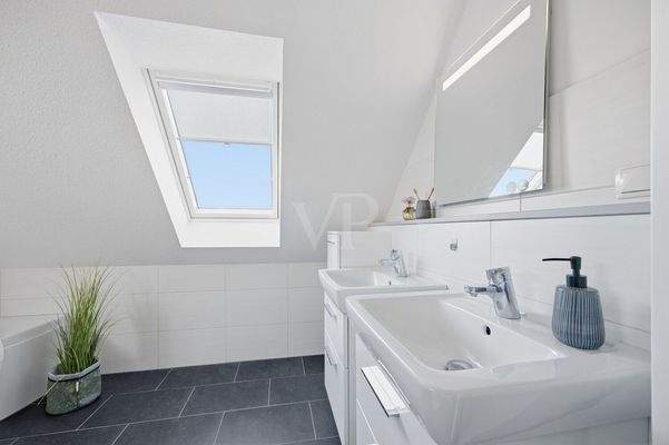 Badezimmer mit Dusche & Badewanne