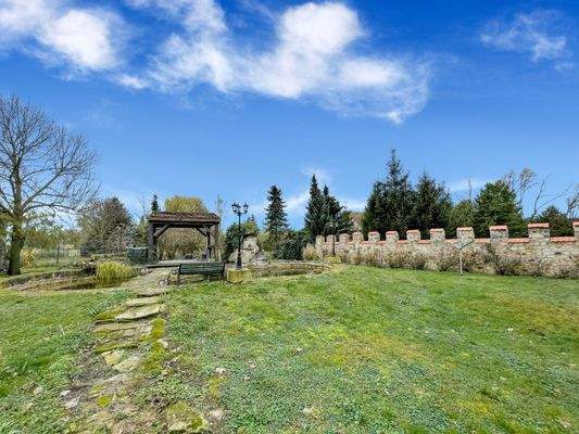 Garten mit Schwimmteich