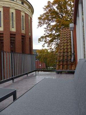 Seitlicher Blick auf den historischen Wasserturm