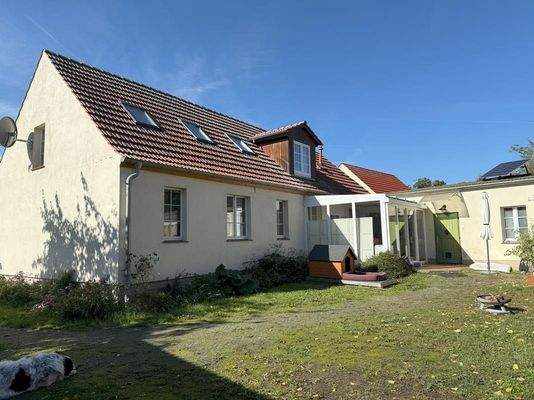 Wohnhaus mit Wintergarten und Anbau