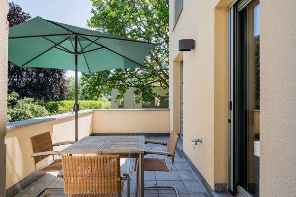 Sonniger Balkon mit Blick ins Grüne