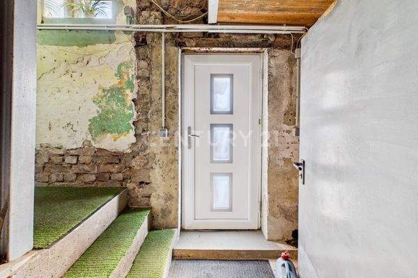 Separate Hauseingangstür zur großen Wohnung