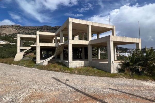 Betonskelett im Dorf am Meer, in der Nähe von Ierapetra