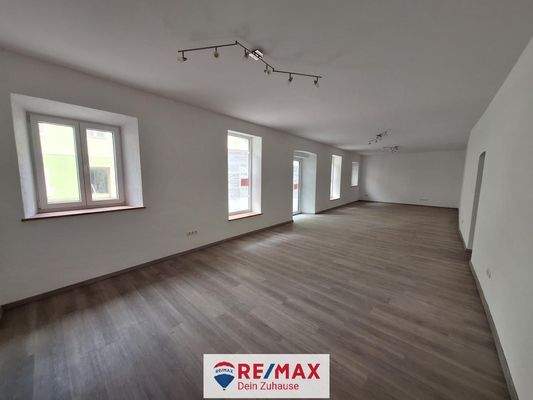 Geschäftsraum-straßenseitig