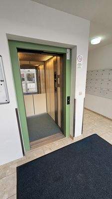 Personenaufzug = "Fahrstuhl"