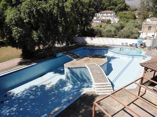 Kreta, Vryses: Wohngebäude mit Pool und Bergblick zu verkaufen – Ideale Investition im Apokoronas!