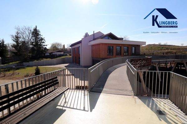 Zugang über Brücke