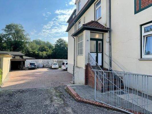 Zufahrt mit Hauseingang und Parkplätzen