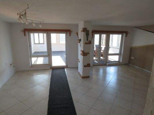 Wohnzimmer mit Ausgang in den Wintergarten    