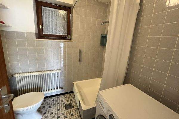 Duschbad im UG mit Waschmaschinenanschluß