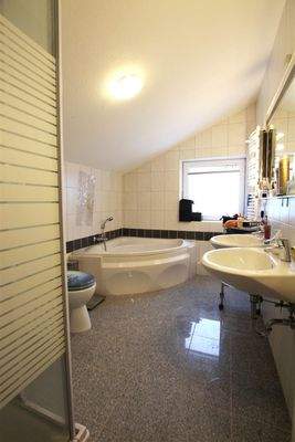 Bad mit Wanne und Dusche im Dachgeschoss