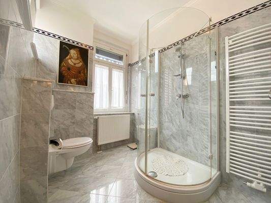 Marmorbadezimmer im Obergeschoss