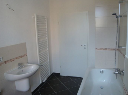 Bad mit Badewanne.png