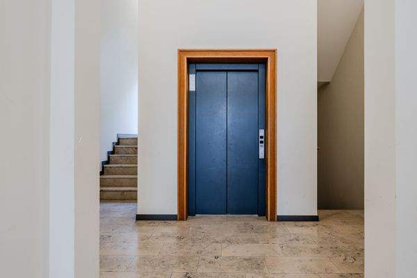 Treppenhaus mit Aufzug