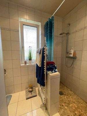 Bad mit Dusche/Erdgeschoss