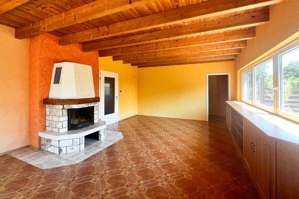 Wohnzimmer mit Holzdecke