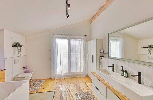 1. OG - Bad mit Tür zum Dachbalkon