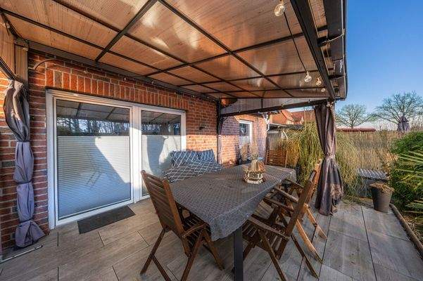 und Zugang zur überdachten Terrasse