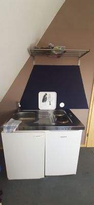 Kofferküche mit Herd, Spüle, Kühlschrank 