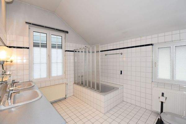 großes Familienbad im OG