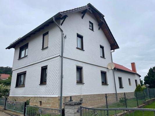 Blick von Straße auf rechte Gebäudeseite