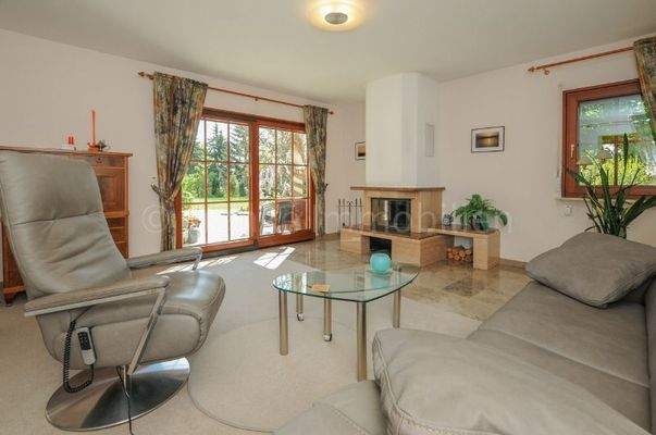 gemütliches Kaminzimmer mit Ausgang zum Garten