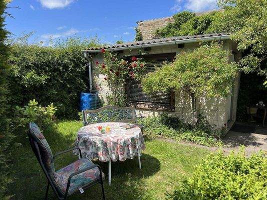 Gartenhaus mit kleiner Terrasse.JPG