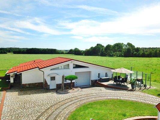 Das kleinere Südgebäude mit Garage