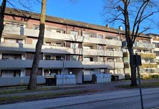 Hausansicht mit Balkonen zur Straße