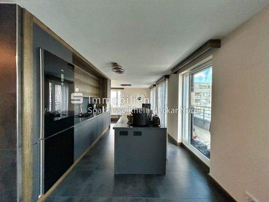 Einbauküche mit Kochinsel