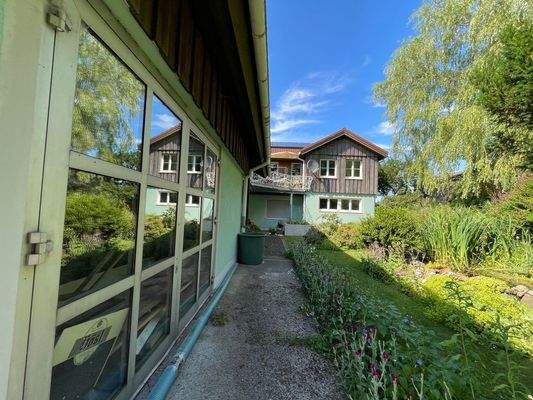 Gartenbereich von den Garagen zum Haus