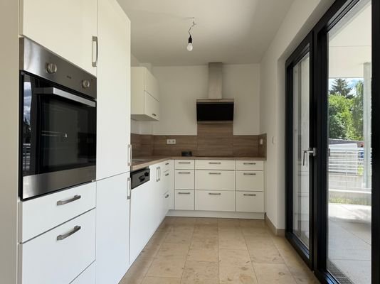 Küche mit Terrassenzugang