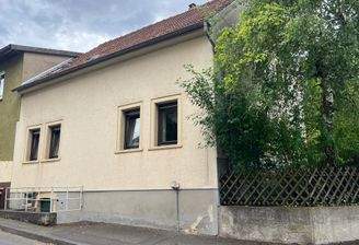 Hausansicht mit Eingang zum Gewölbekeller