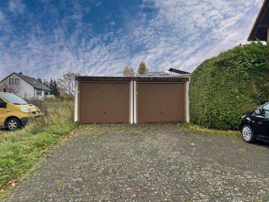 2 Garagen + 1 Pkw-Stellplatz hinter dem Haus