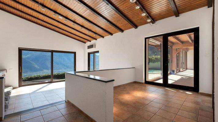 Essplatz mit Blick in das Kaminzimmer und die Gloriette