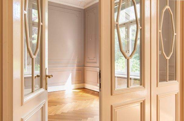 Elegante, originale Flügeltüren trennen auf Wunsch die Räume