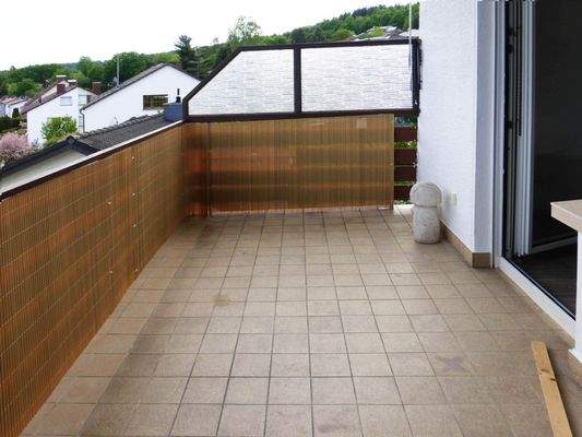 Sonniger Balkon mit Sonnenmarkise