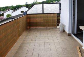 Sonniger Balkon mit Sonnenmarkise