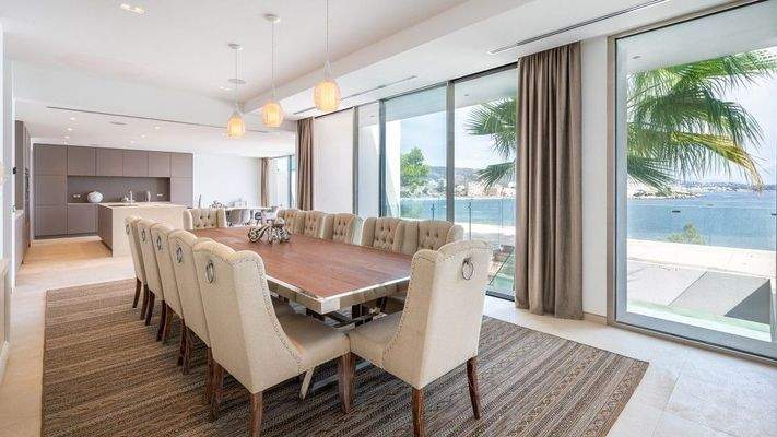 Villa in erster Meereslinie zum Verkauf in Cala Vinyes, Mallorca