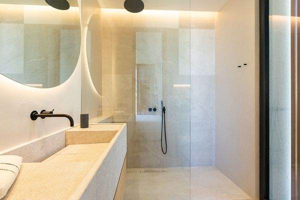 Eines von 5 Badezimmern